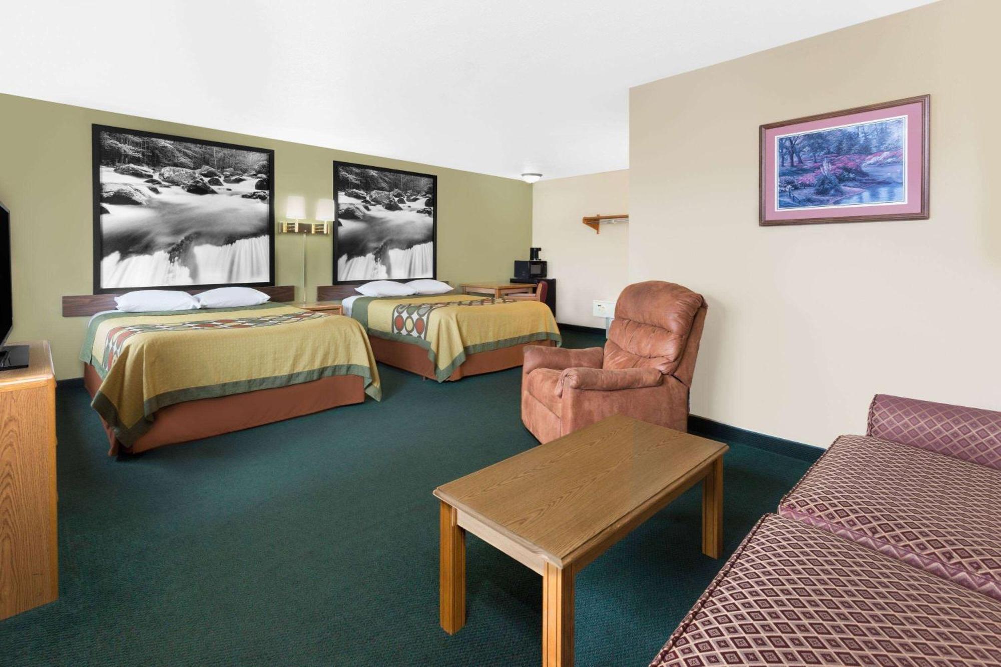 Super 8 By Wyndham Antigo Motel Exterior photo