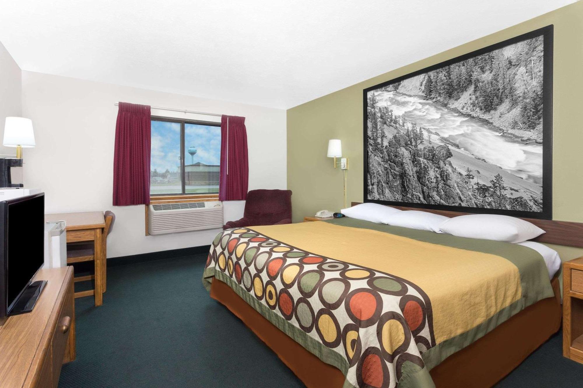 Super 8 By Wyndham Antigo Motel Exterior photo