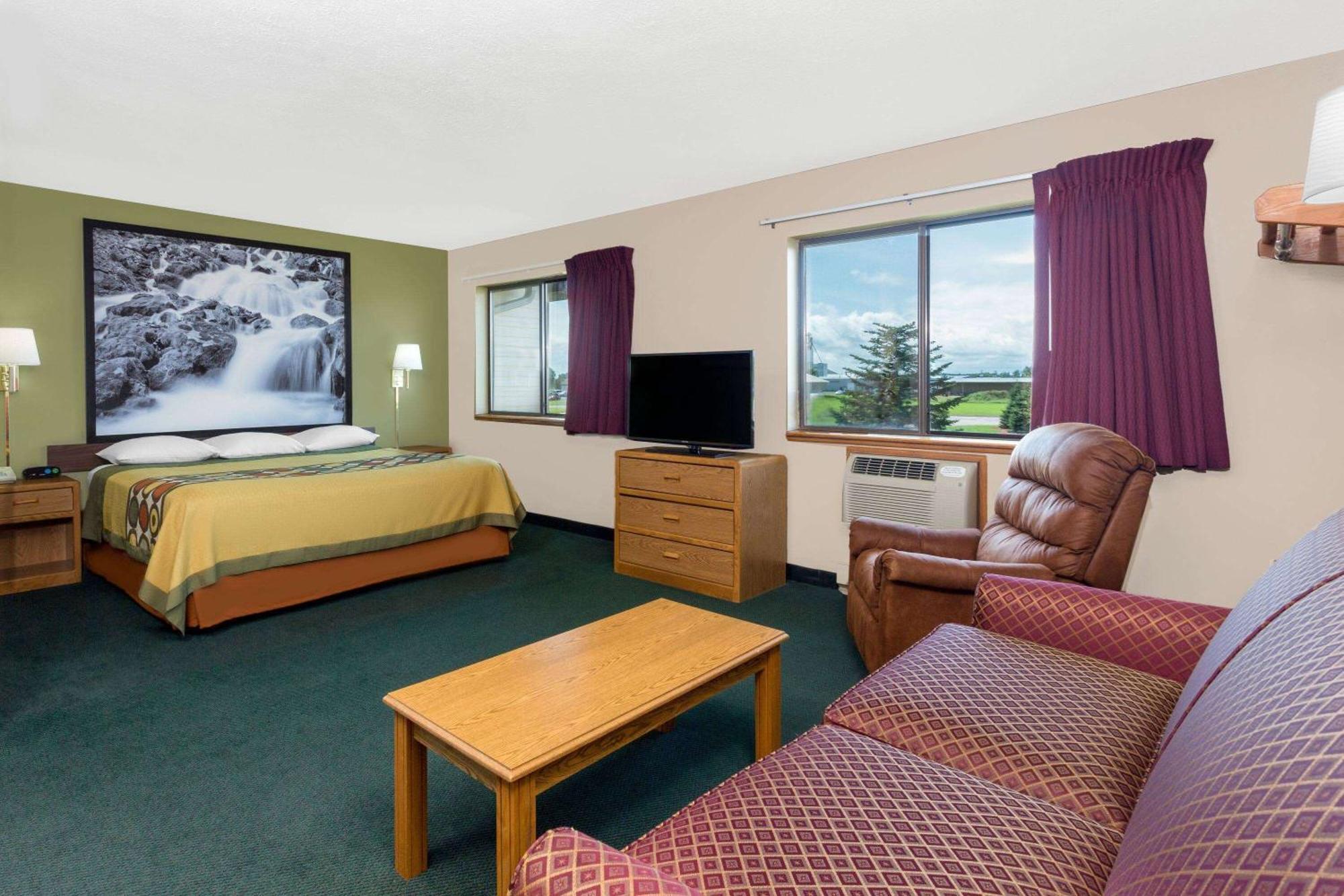 Super 8 By Wyndham Antigo Motel Exterior photo