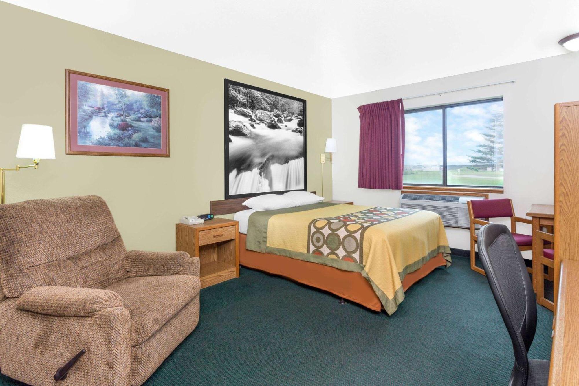 Super 8 By Wyndham Antigo Motel Exterior photo